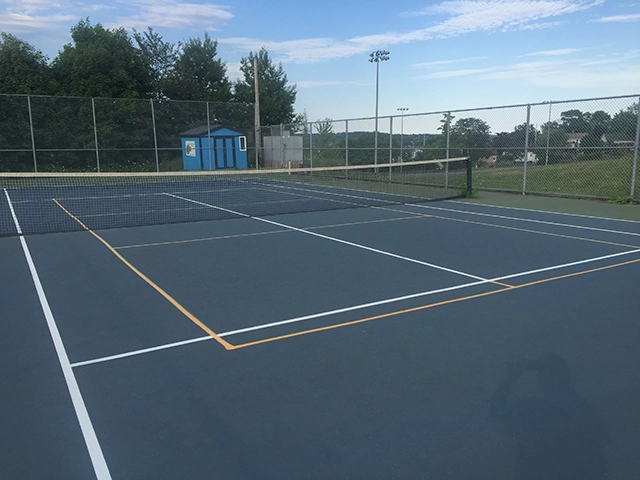 Sơn 6 lớp sân tennis-pickleball với Sơn có 10% Hạt cao su Decoturf USA trên nền nhựa